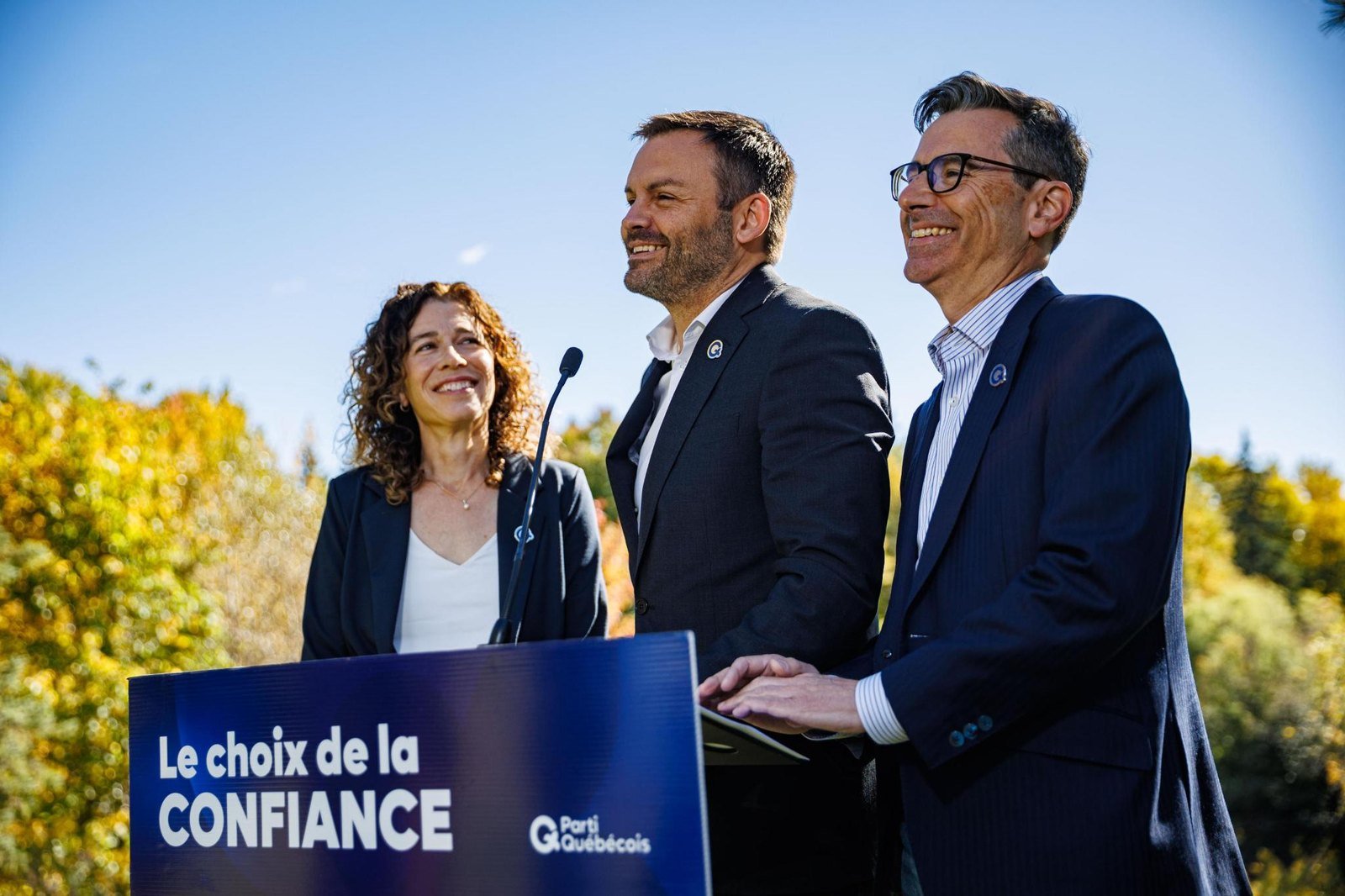 Parti Québécois leaders speak at a press conference behind a podium reading 'Le choix de la confiance'